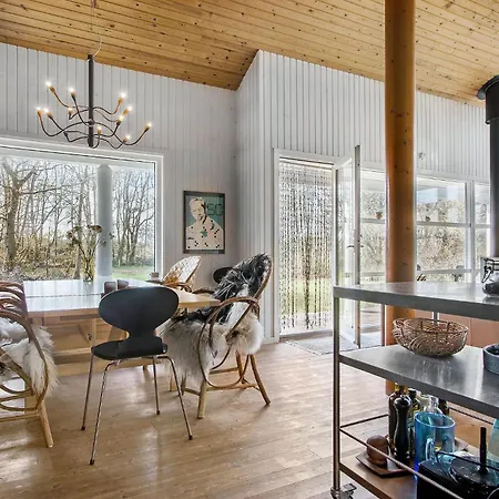 4 Bedroom Pet Friendly In 펜션